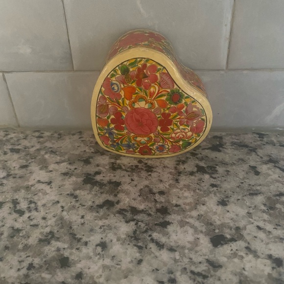 Folk Art hand carved & painted heart shaped trinket box - Picture 8 of 10
